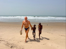 11 gambia-am-strand-mit-den-kids
