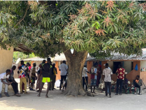 04 gambia-im-hof-von-maymuna-menschen