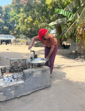01 gambia-im-hof-von-maymuna-wasserstelle