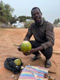 04 gambia-strand-kokosnussverkaeufer