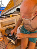 brasilien-jacare-marina-arbeiten-am-boot-01